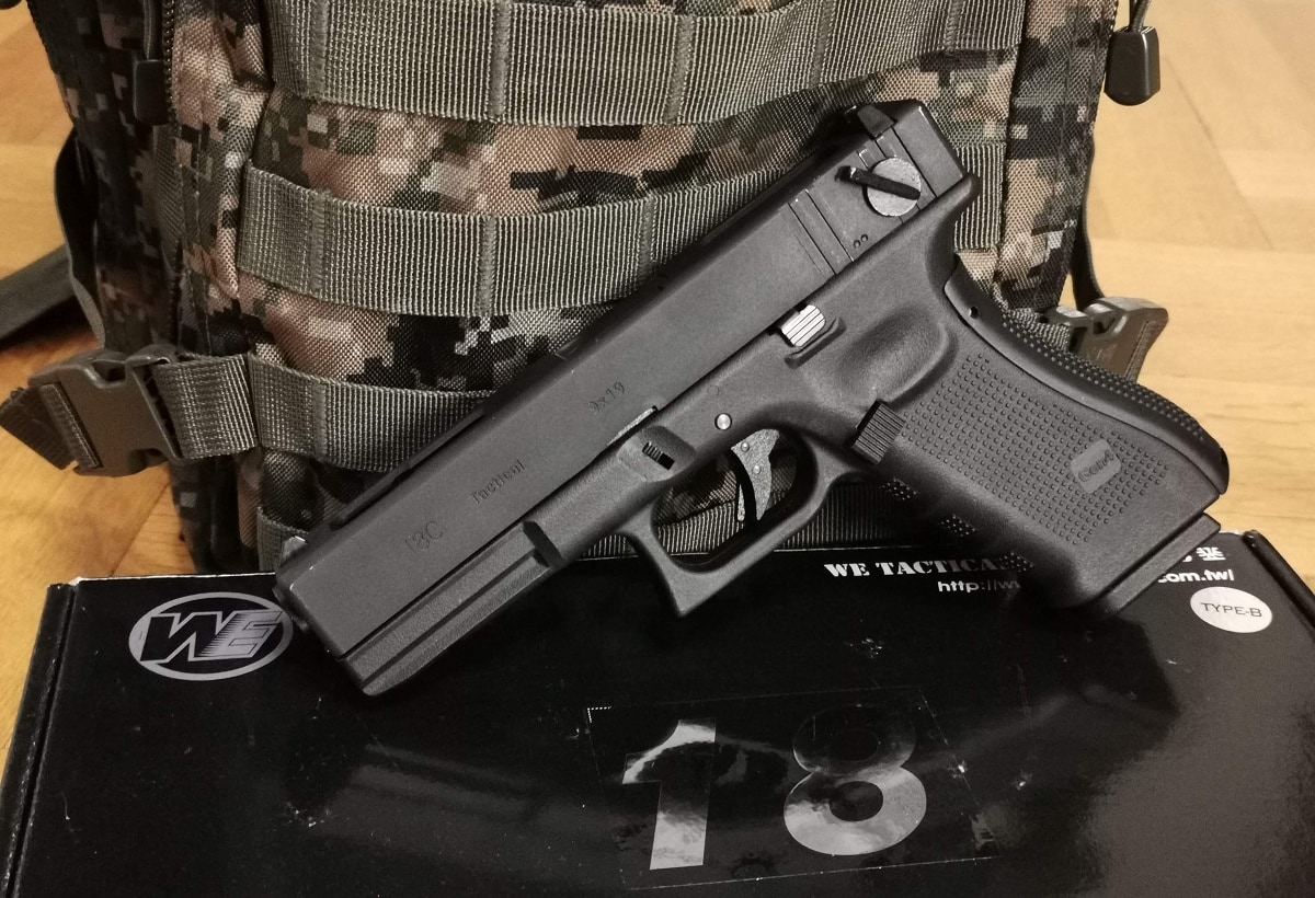 Detail Glock 18 Handgun Nomer 35