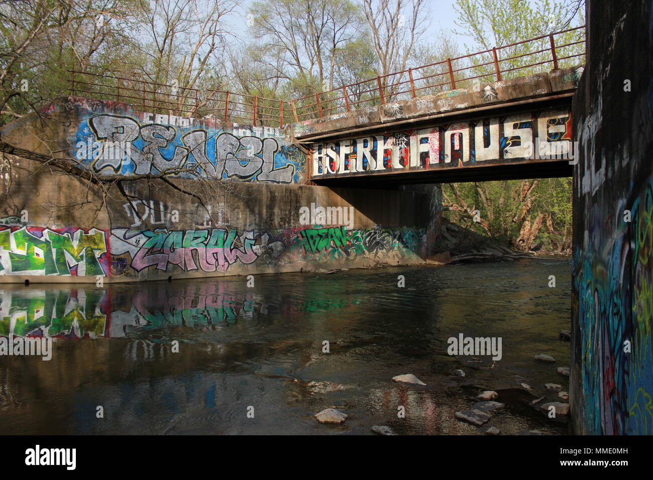 Detail Graffiti Bridge Nomer 19