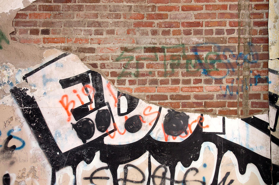Detail Graffiti Broken Wall Nomer 14