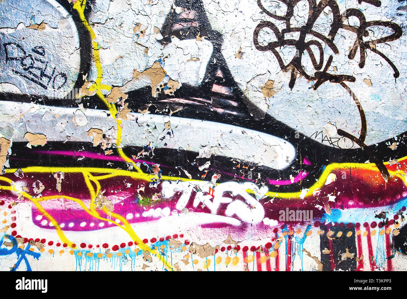 Detail Graffiti Broken Wall Nomer 24