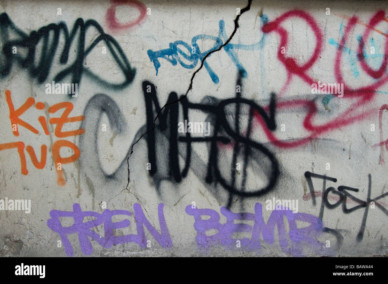 Detail Graffiti Broken Wall Nomer 27