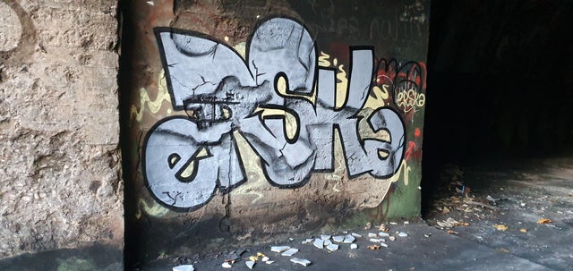 Detail Graffiti Broken Wall Nomer 30