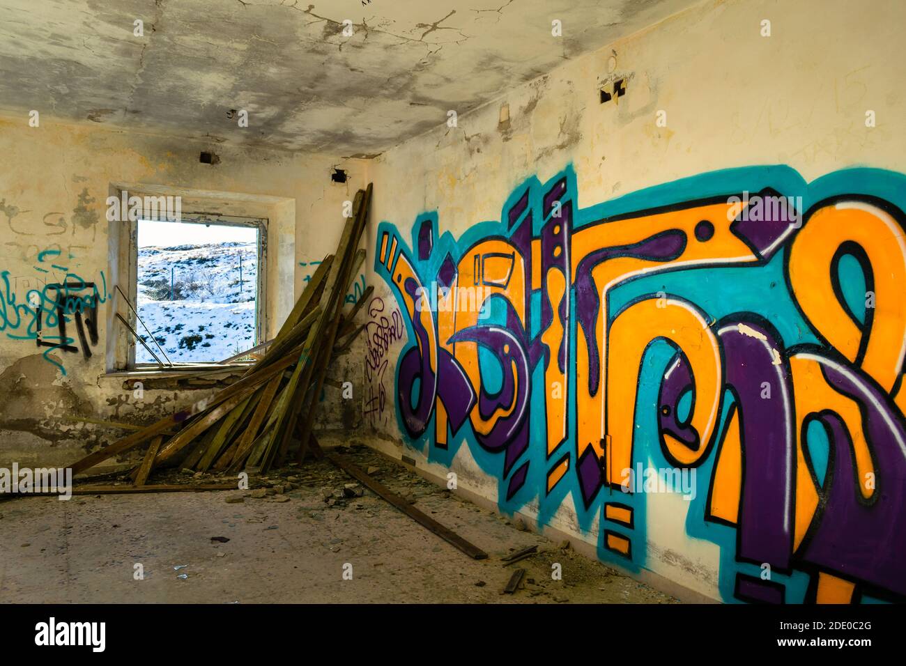 Detail Graffiti Broken Wall Nomer 53