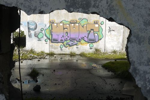 Detail Graffiti Broken Wall Nomer 55