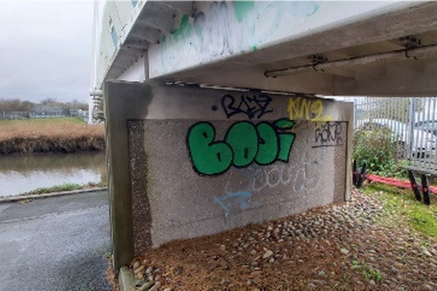 Detail Graffiti Devon Nomer 8