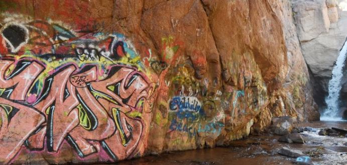 Detail Graffiti Falls Colorado Springs Nomer 22