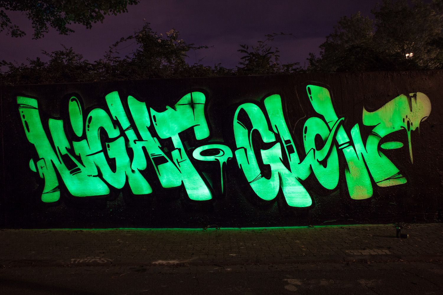 Detail Graffiti Glow Nomer 14