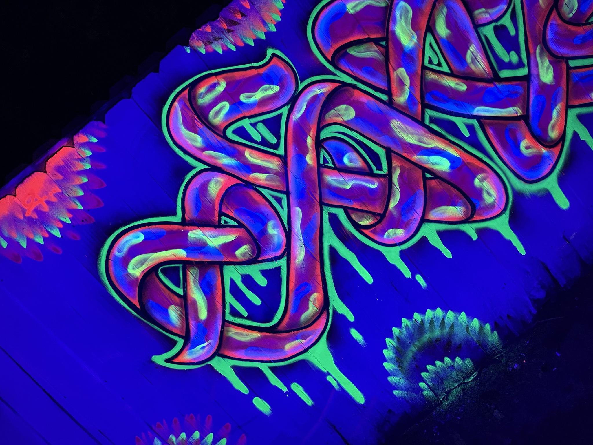 Detail Graffiti Glow Effect Nomer 10