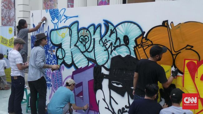 Detail Graffiti Gradasi Warna Nomer 24