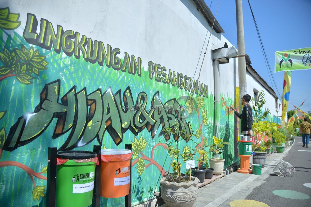 Detail Graffiti Hijau Itu Indah Nomer 4