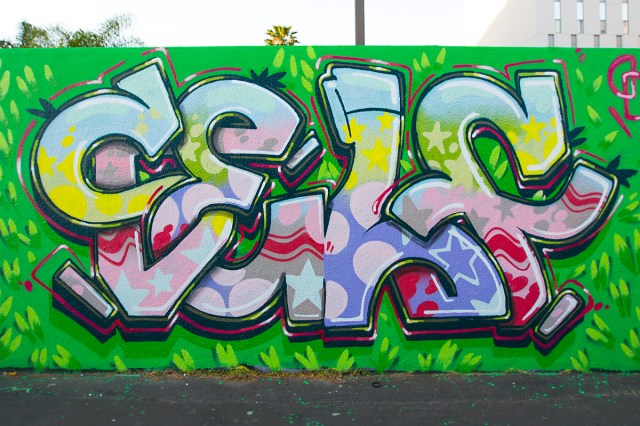 Detail Graffiti Holiday Nomer 8