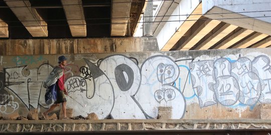 Detail Graffiti Kereta Bandara Nomer 37