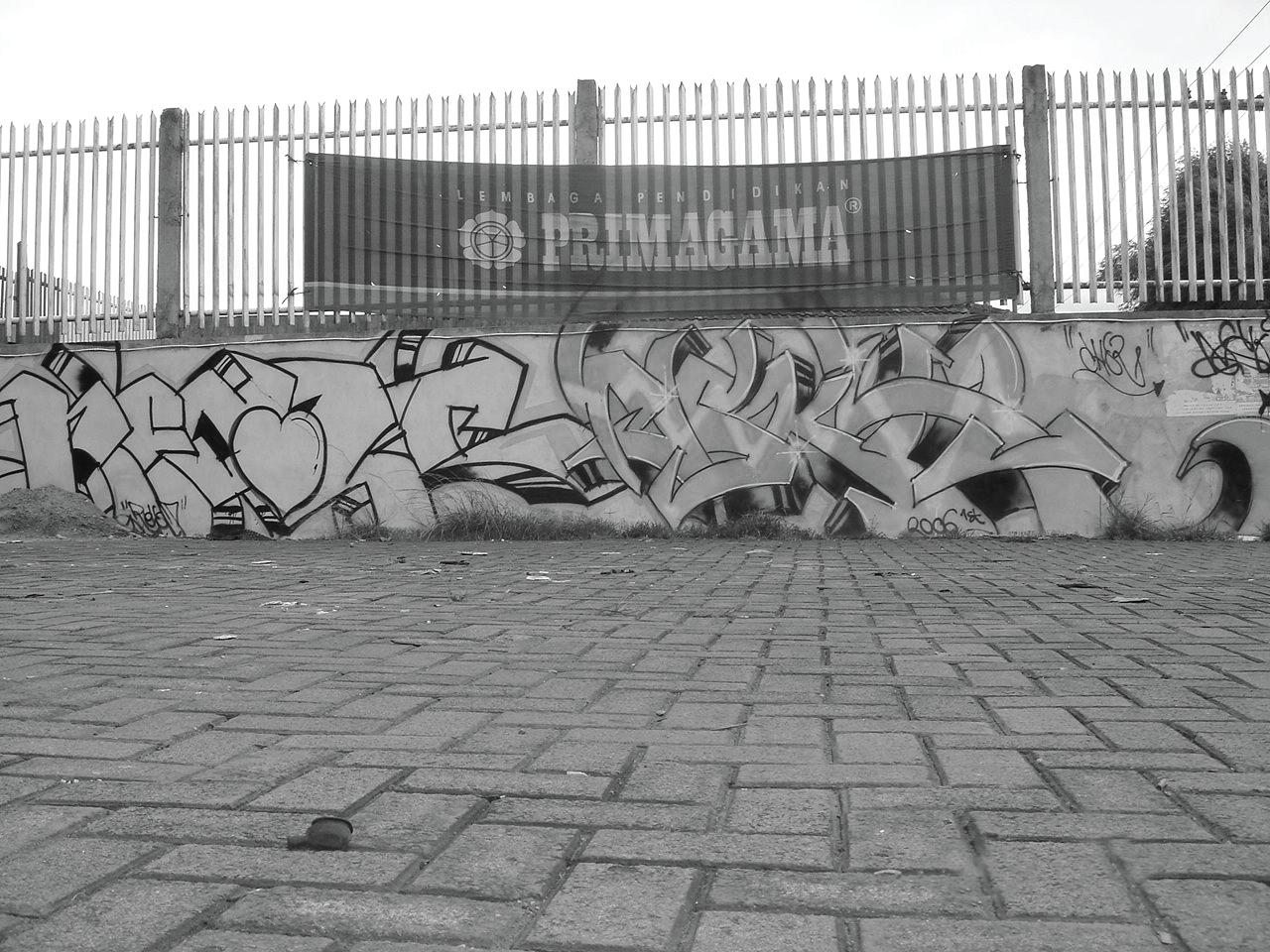 Detail Graffiti Kertas Tempel Atas Bawah Nomer 34