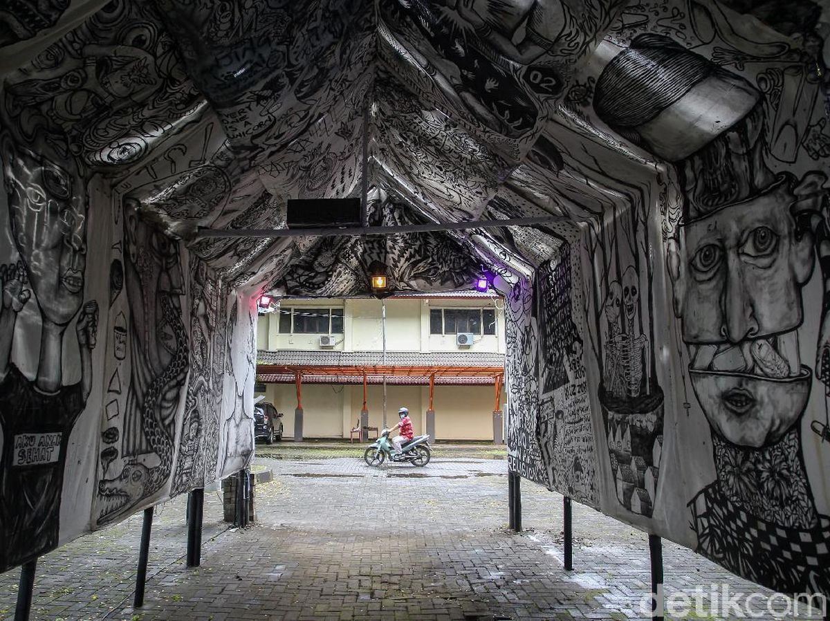 Detail Graffiti Kertas Tempel Atas Bawah Nomer 39