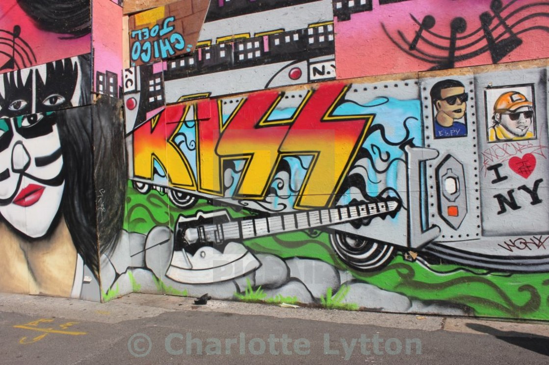 Detail Graffiti Kiss Nomer 6