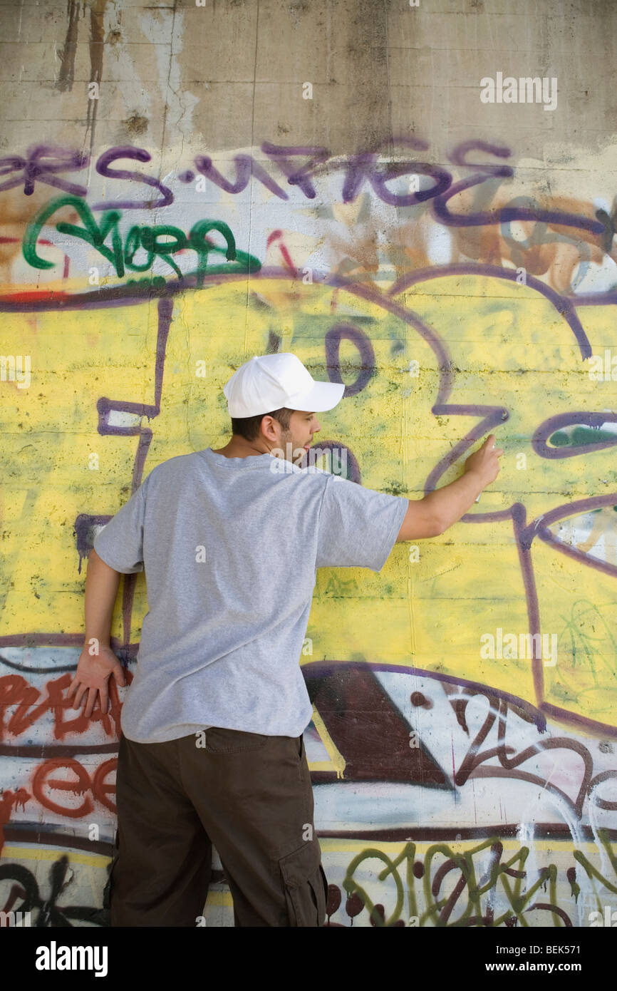 Detail Graffiti Man Photos Rear View Nomer 11