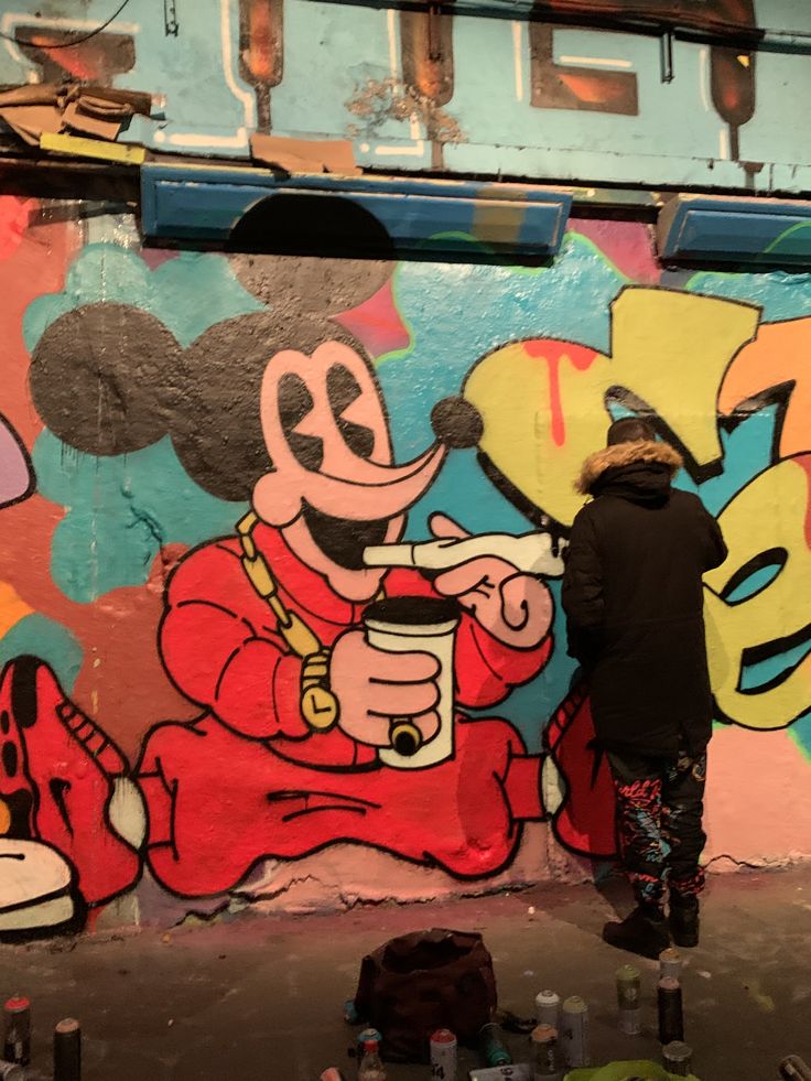 Detail Graffiti Mickey Paling Keren Nomer 15