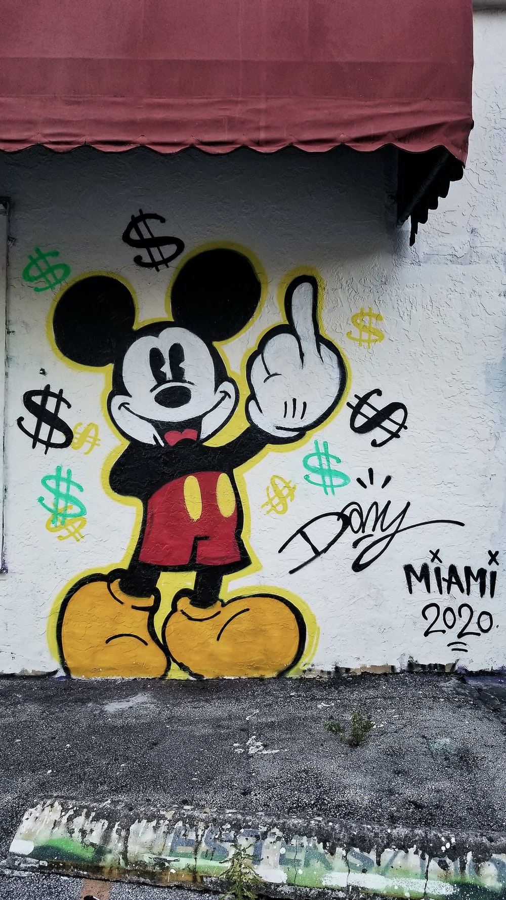 Detail Graffiti Mickey Paling Keren Nomer 25