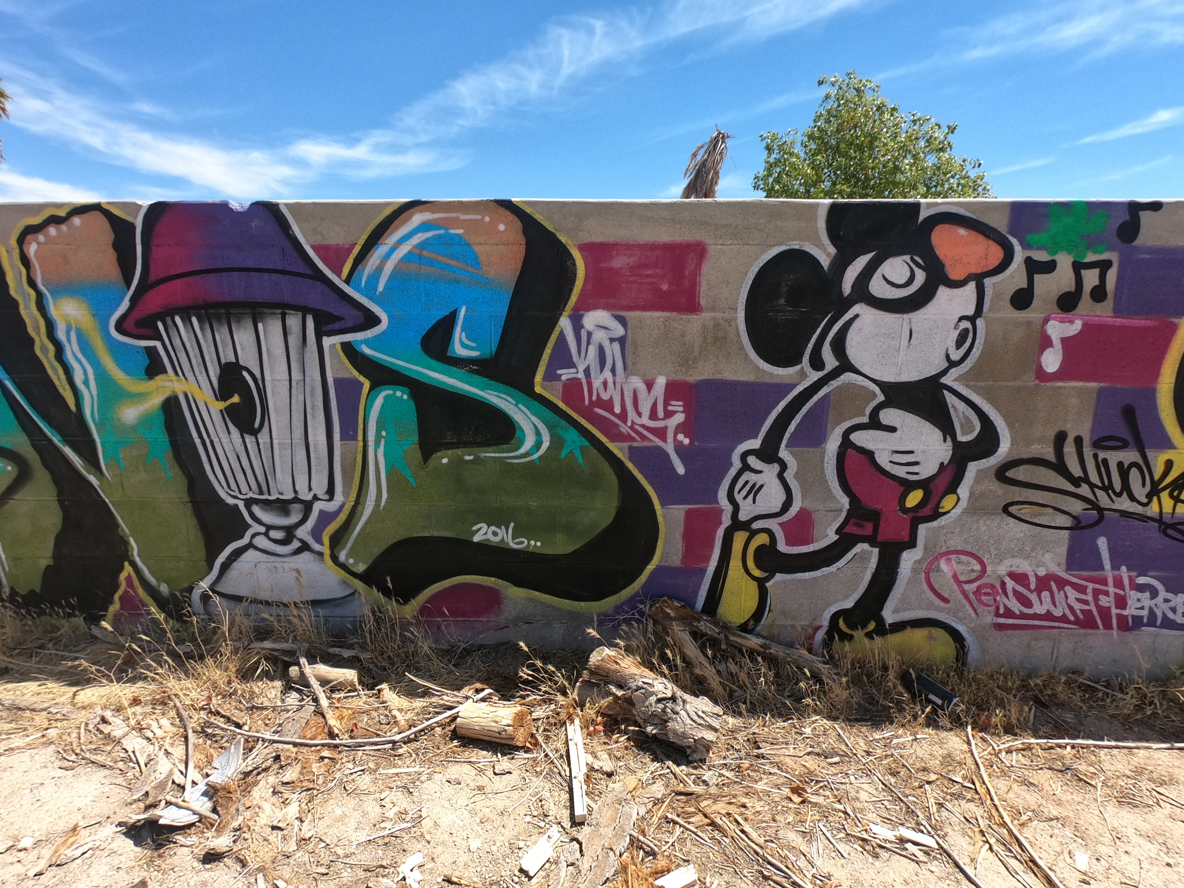 Detail Graffiti Mickey Paling Keren Nomer 44