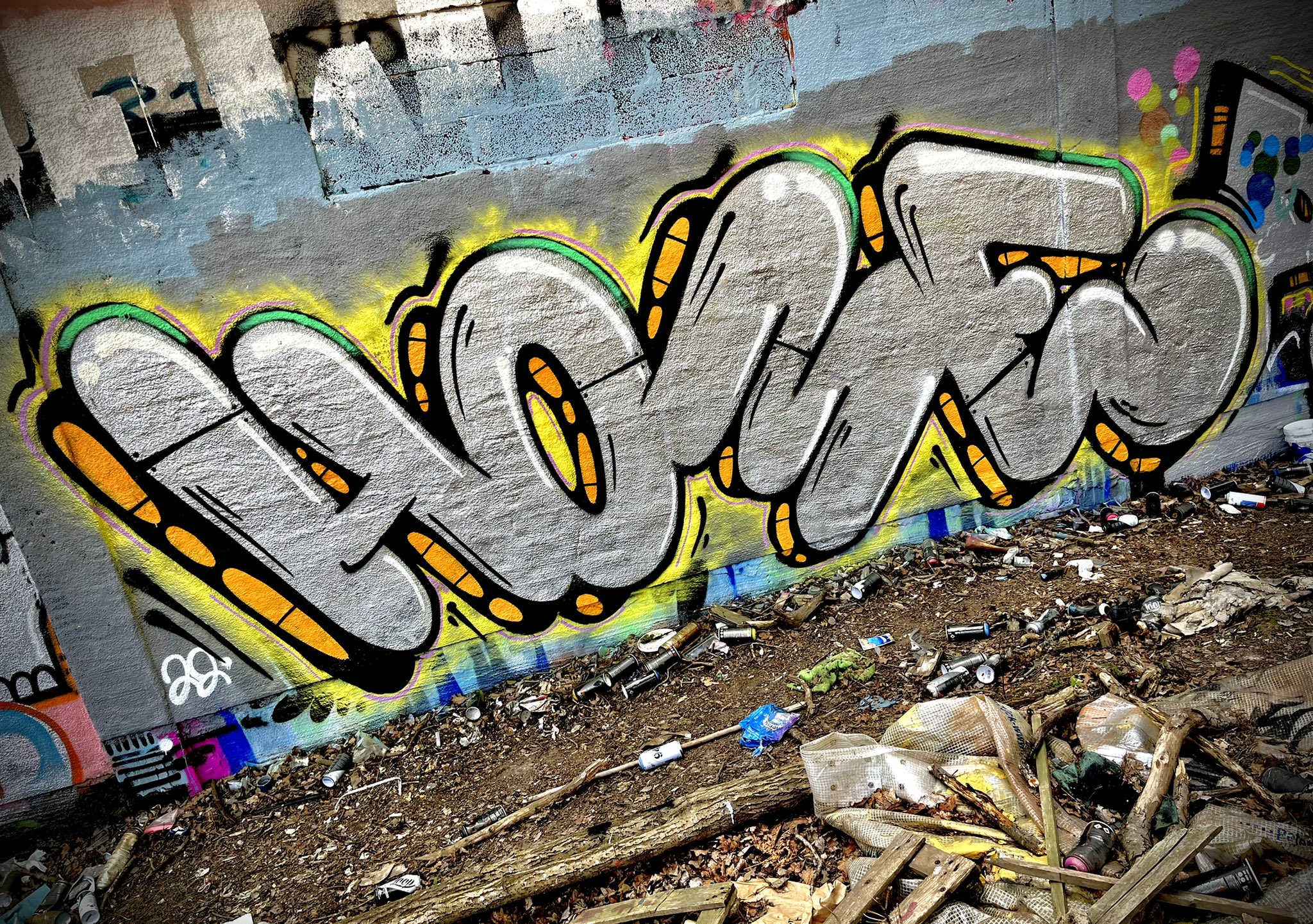 Detail Graffiti Micko Nomer 28