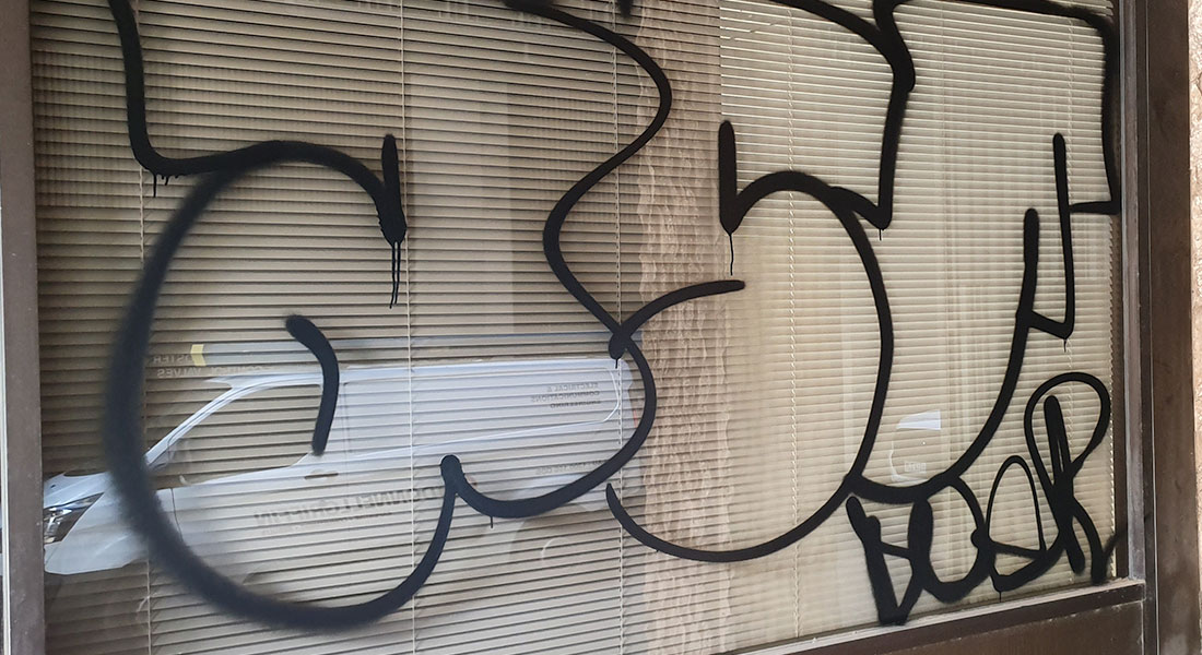 Detail Graffiti On Glass Nomer 30
