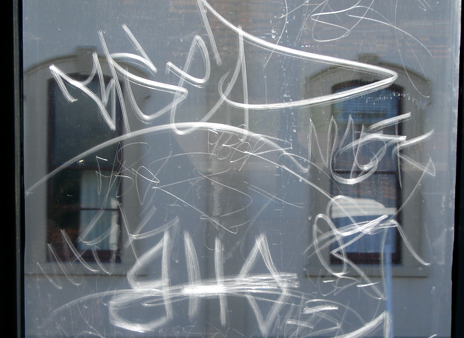 Detail Graffiti On Glass Art Nomer 40