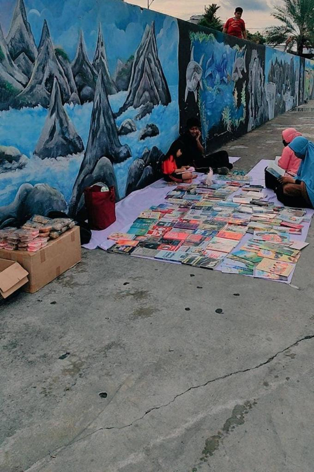 Detail Graffiti Pendidikan Baca Buku Nomer 45