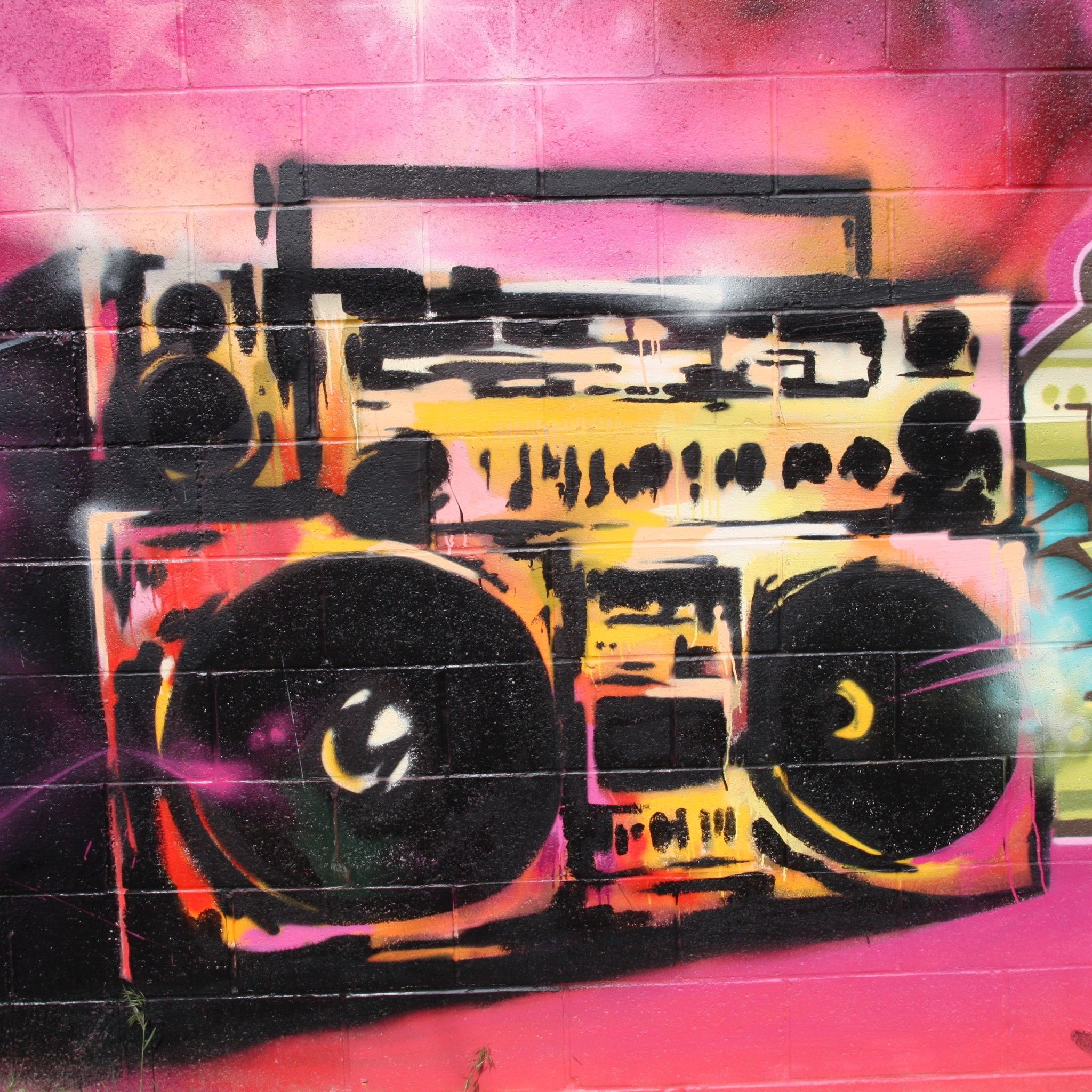 Detail Graffiti Radio Nomer 2