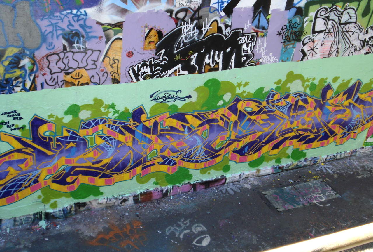 Detail Graffiti Raven Nomer 44