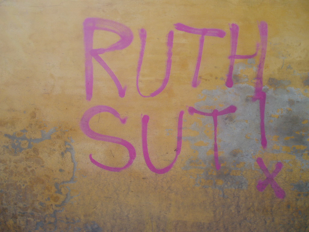 Detail Graffiti Ruth Nomer 13