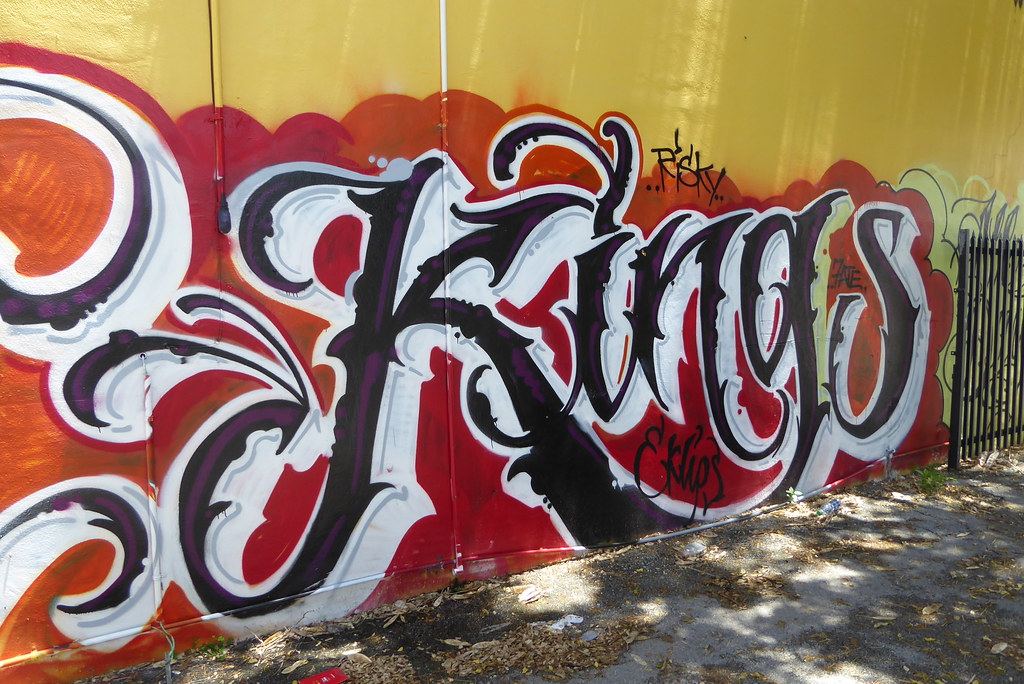 Detail Graffiti The King Nomer 35