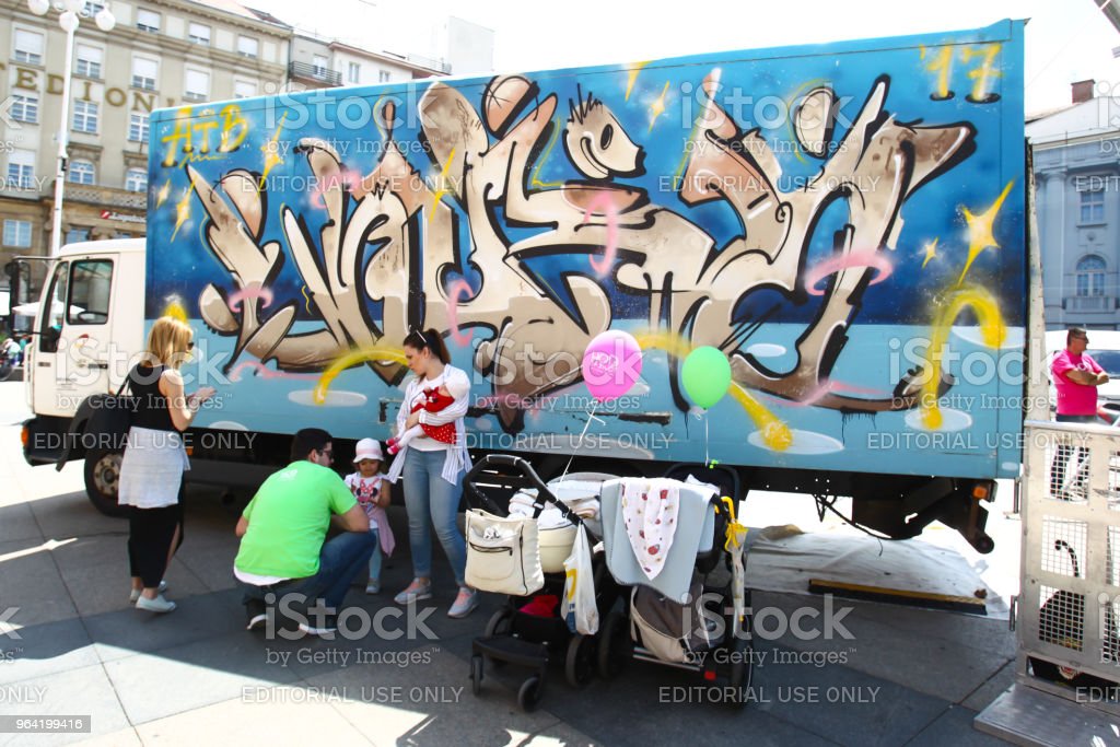 Detail Graffiti Truck Drawing Nomer 41