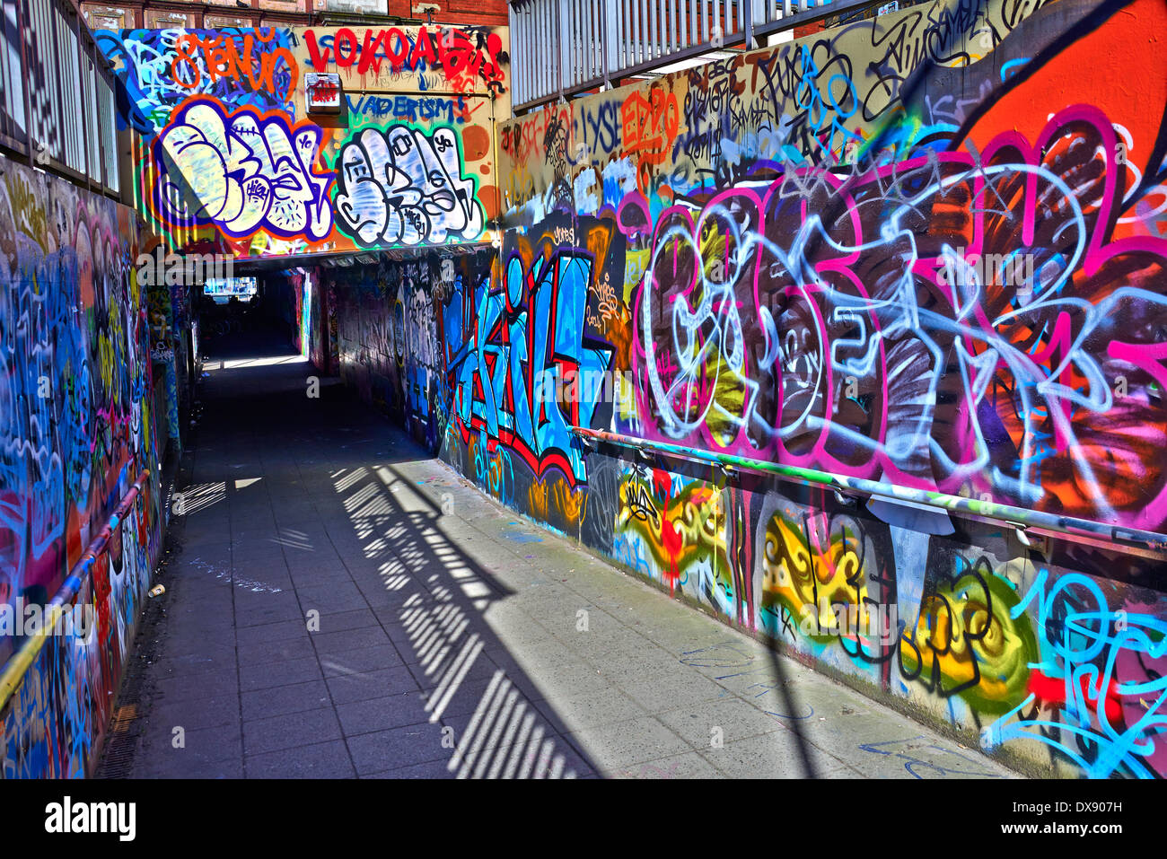 Detail Graffiti Tunnel London Nomer 3