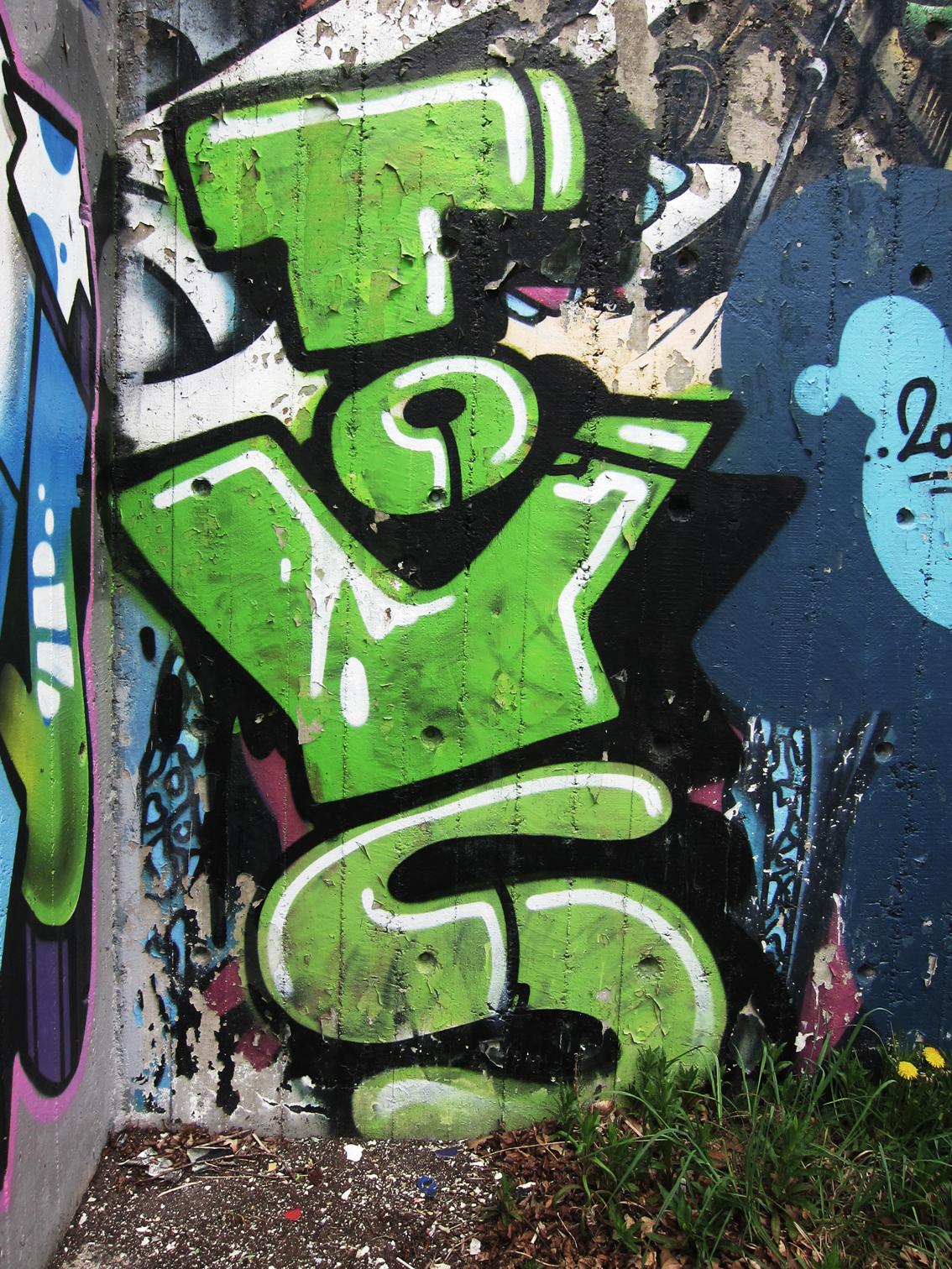 Detail Graffiti Vertical Nomer 9