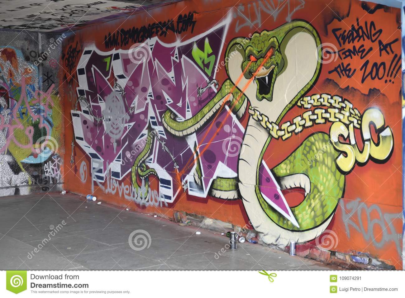 Detail Graffiti Wall Snake Nomer 14