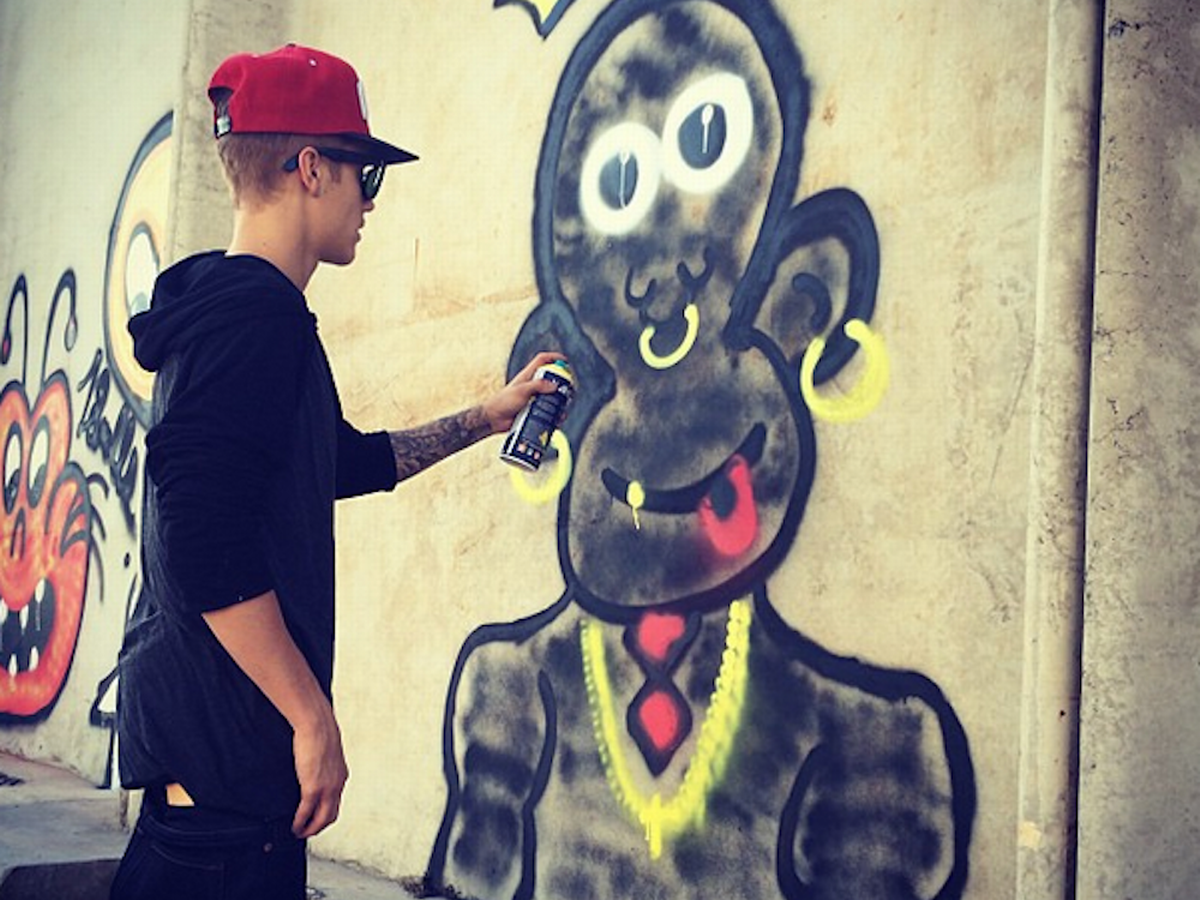 Graffiti Writers Laugh At Justin Beiber - KibrisPDR