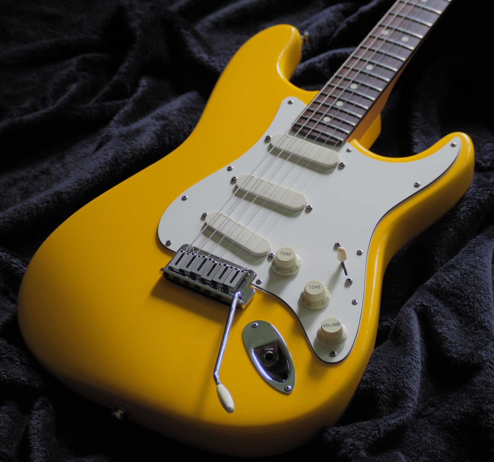 Graffiti Yellow Strat Plus - KibrisPDR