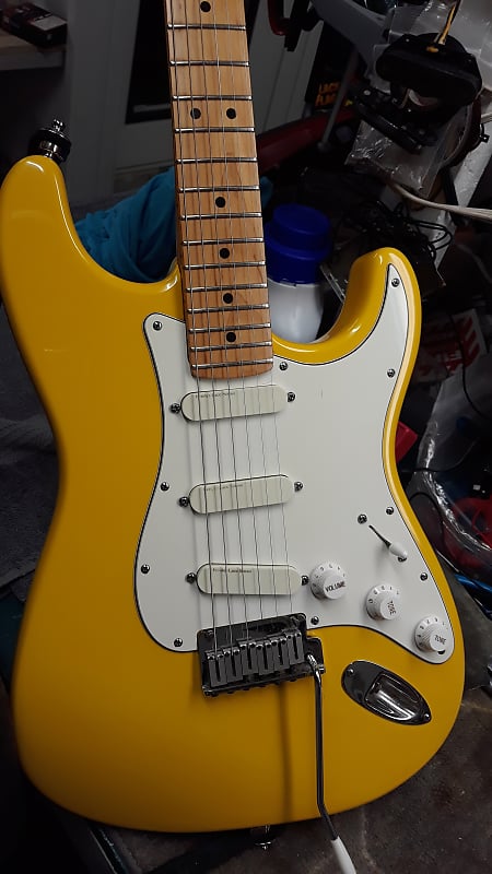 Detail Graffiti Yellow Strat Plus Nomer 25