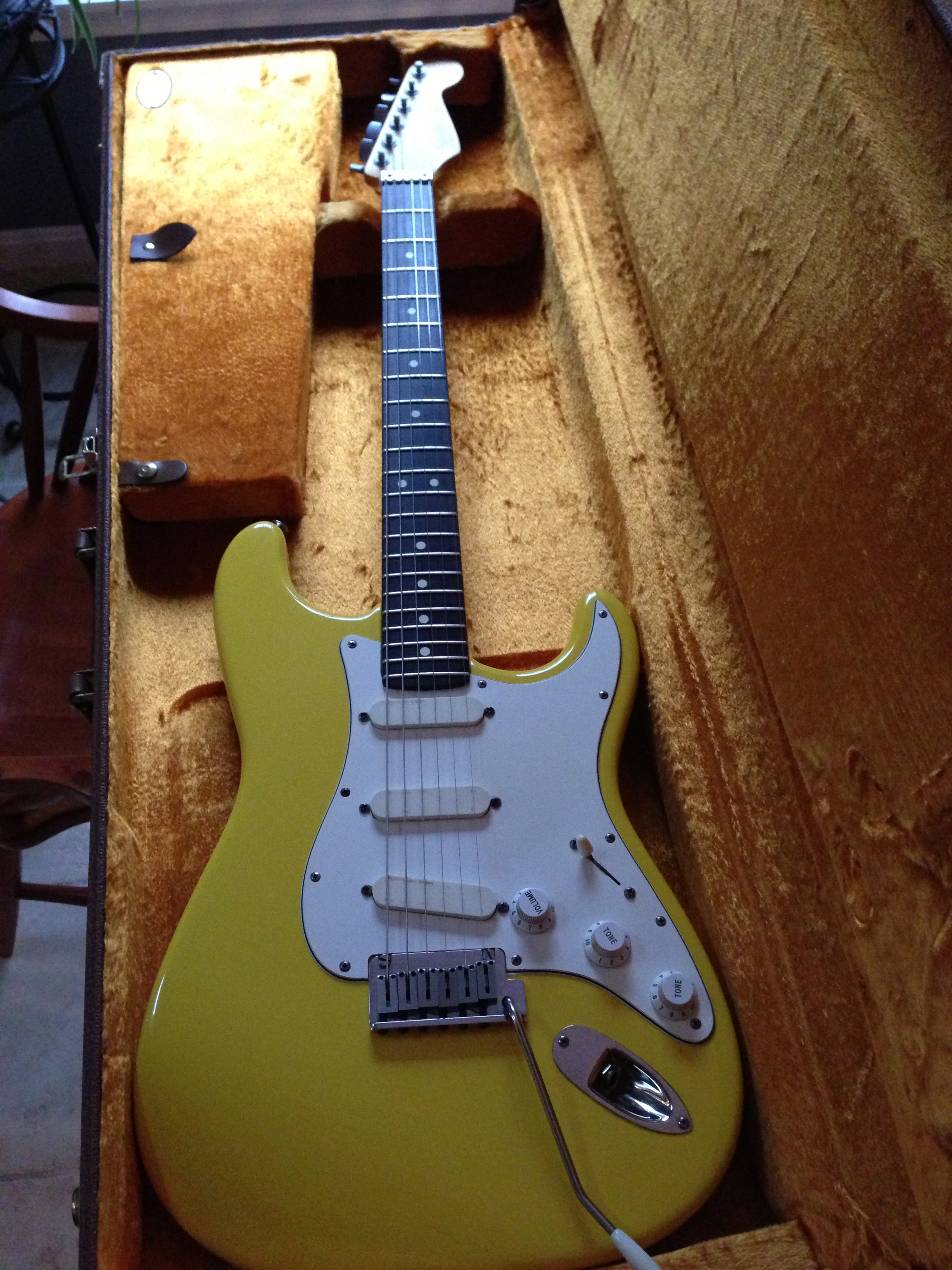 Detail Graffiti Yellow Strat Plus Nomer 32