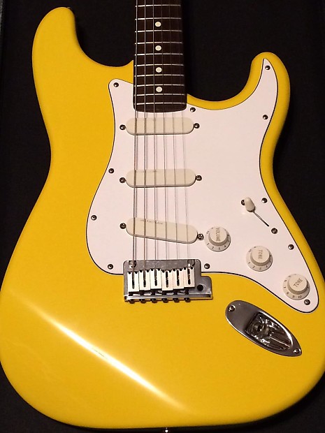 Detail Graffiti Yellow Strat Plus Nomer 6