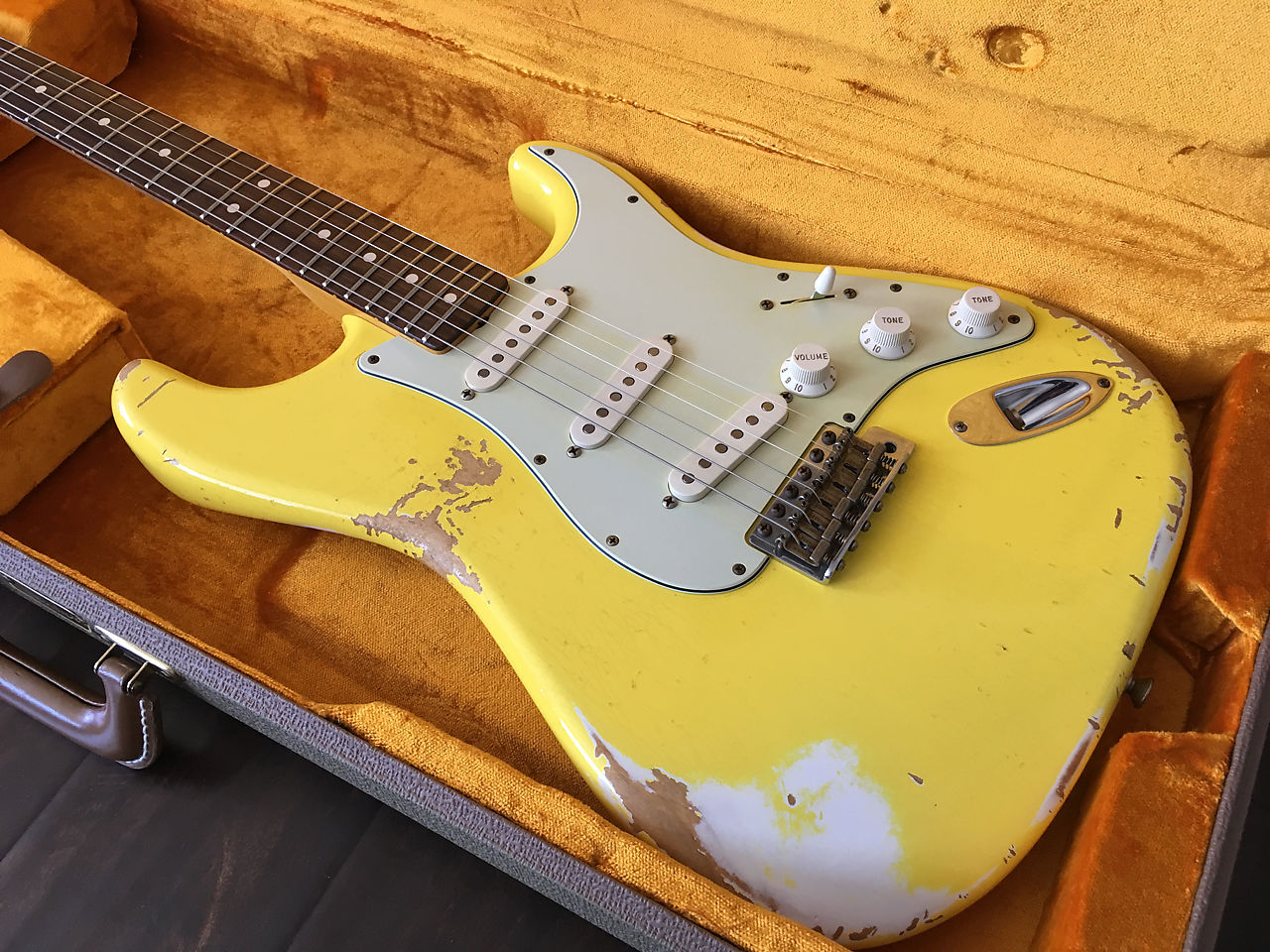 Detail Graffiti Yellow Stratocaster Nomer 38