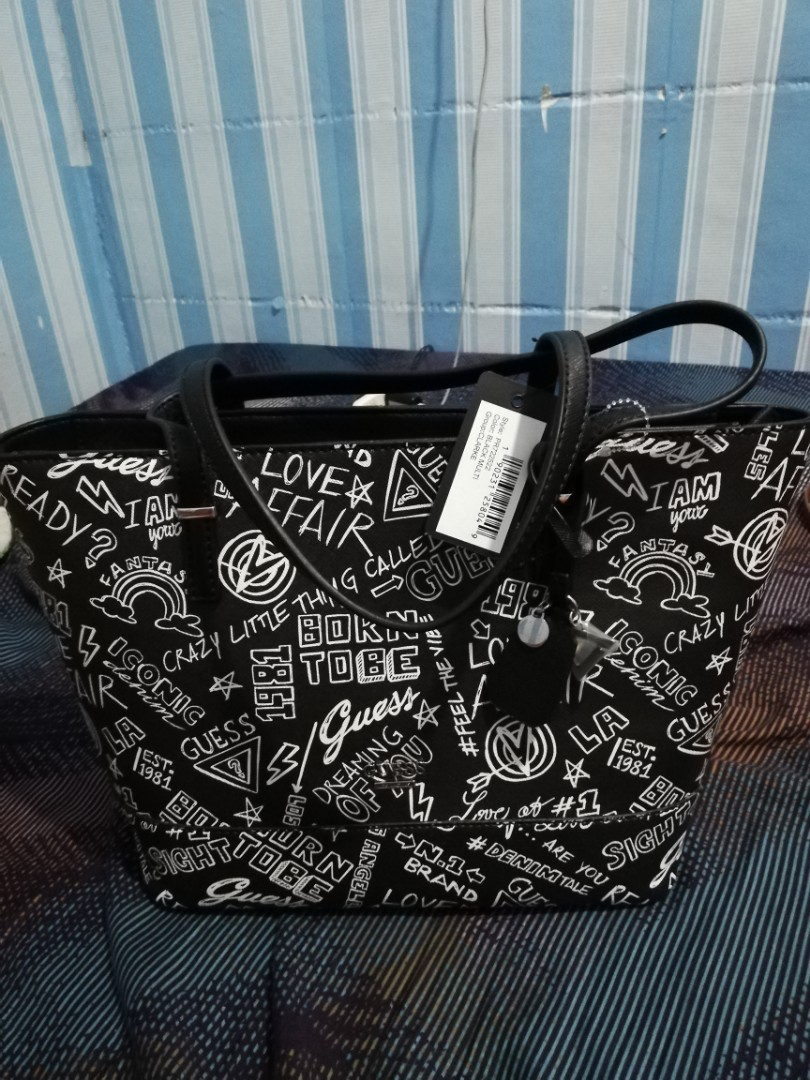 Detail Guess Graffiti Bag Nomer 16