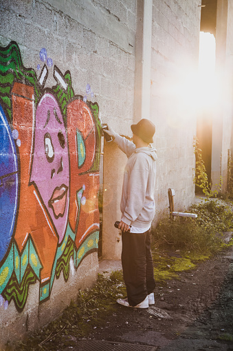 Detail Guy Making Graffiti Nomer 2