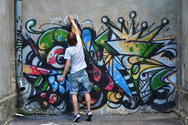 Detail Guy Making Graffiti Nomer 12