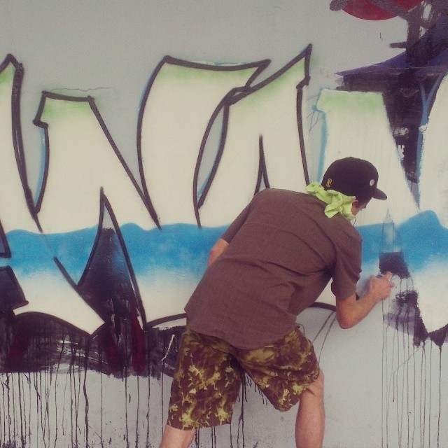 Detail Guy Making Graffiti Nomer 13