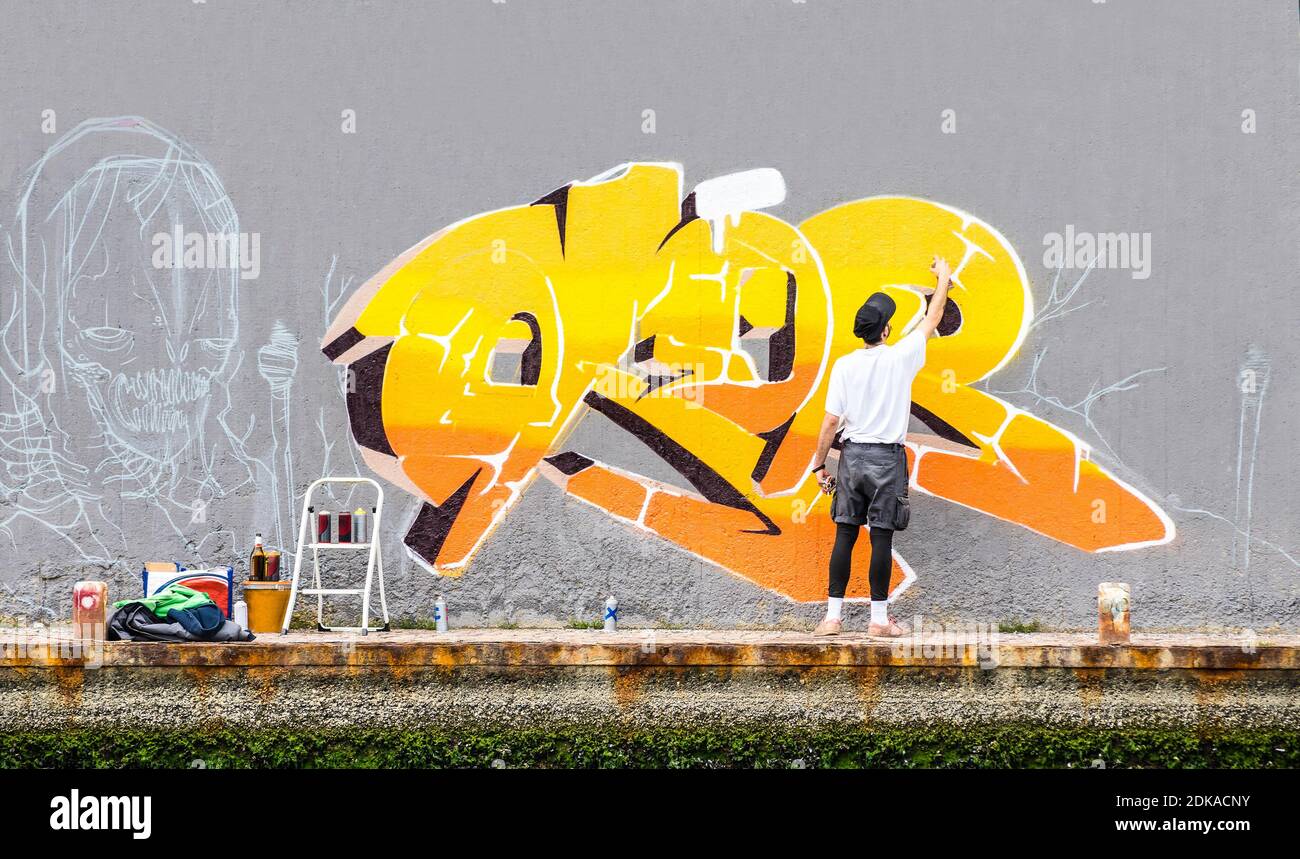 Detail Guy Making Graffiti Nomer 18