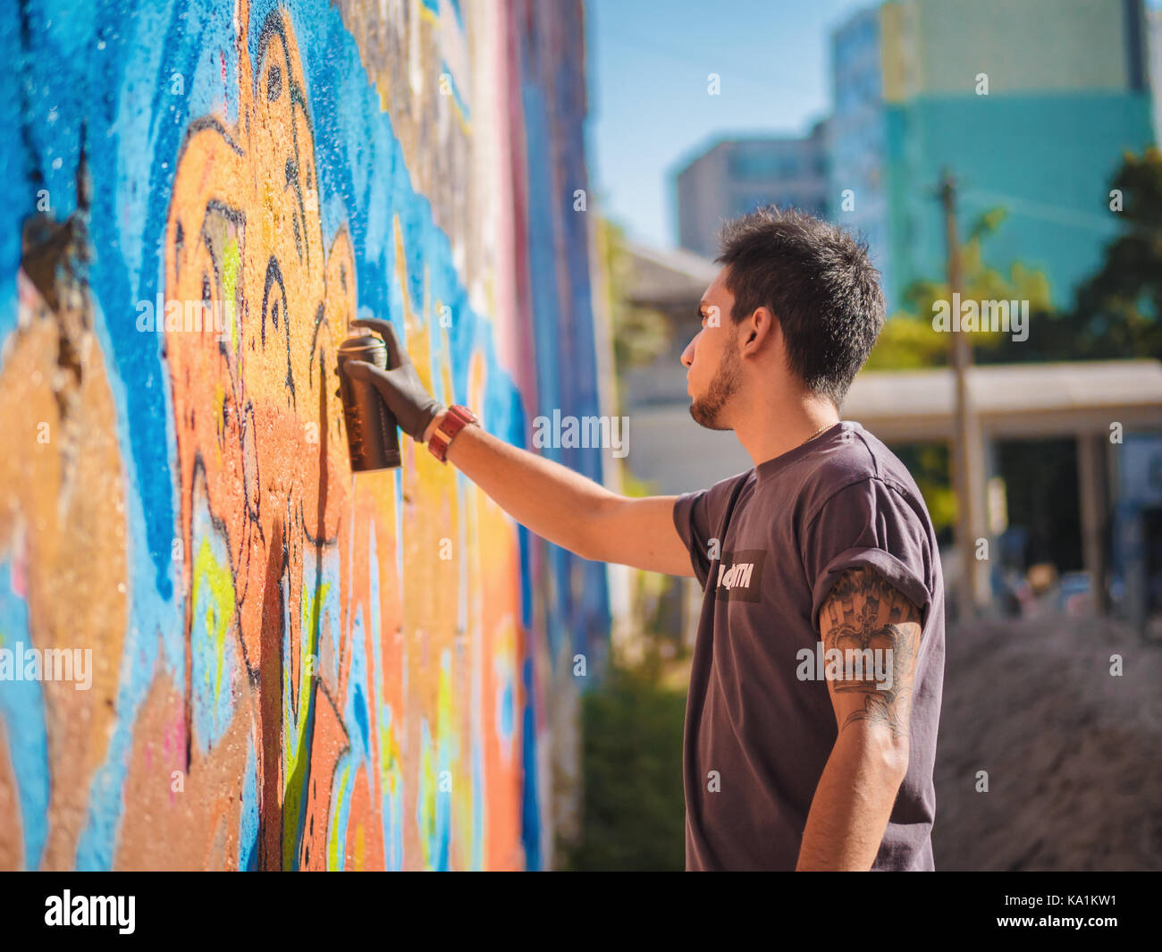 Detail Guy Making Graffiti Nomer 23