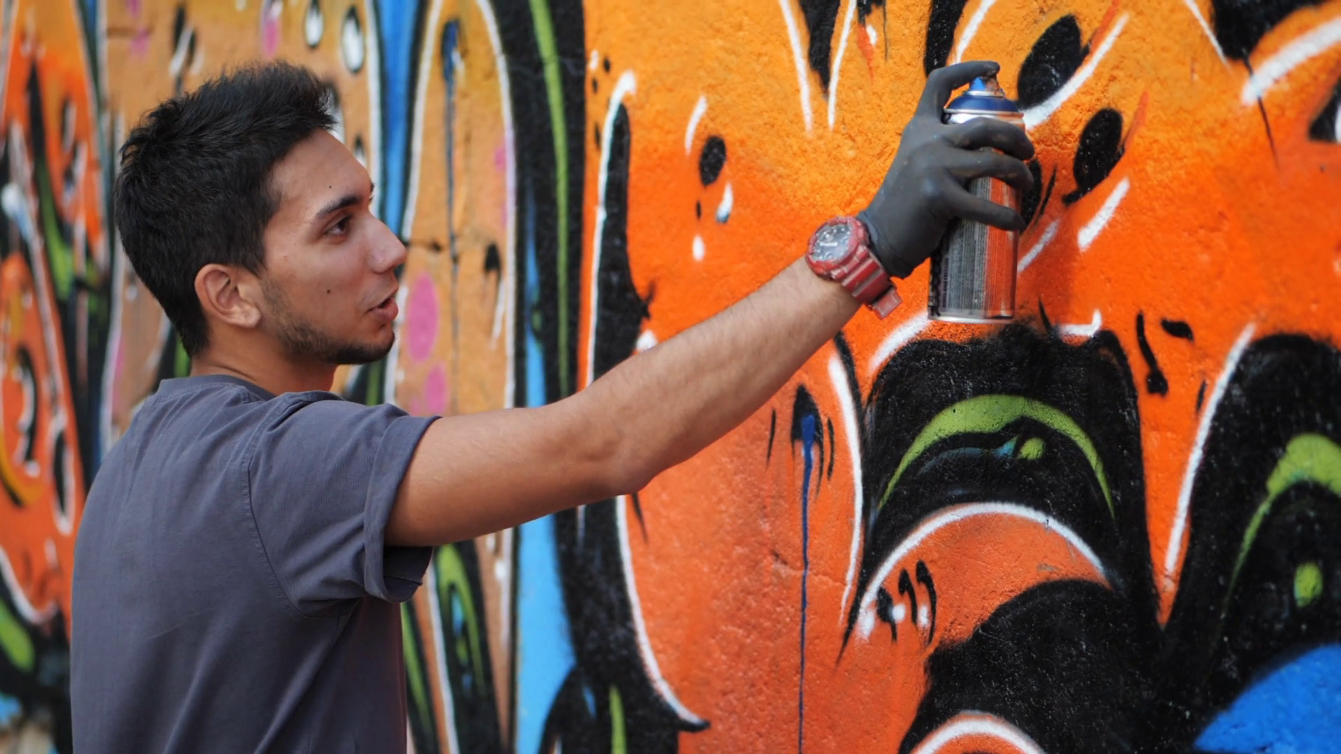 Detail Guy Making Graffiti Nomer 25