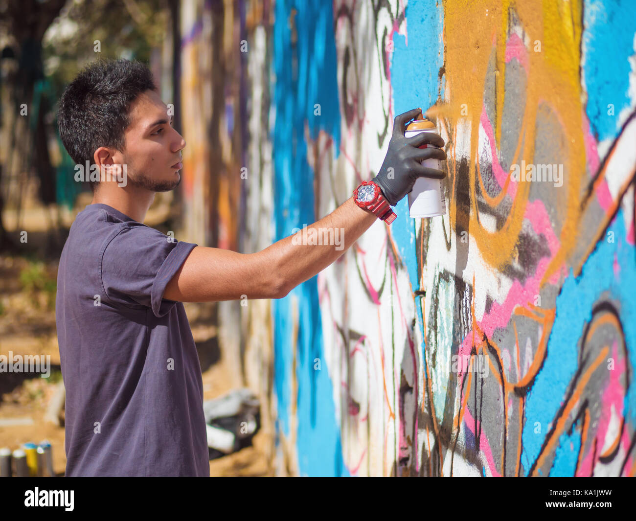 Detail Guy Making Graffiti Nomer 30