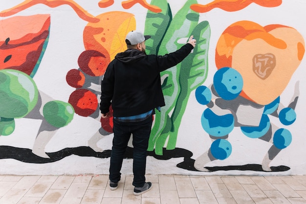 Detail Guy Making Graffiti Nomer 33